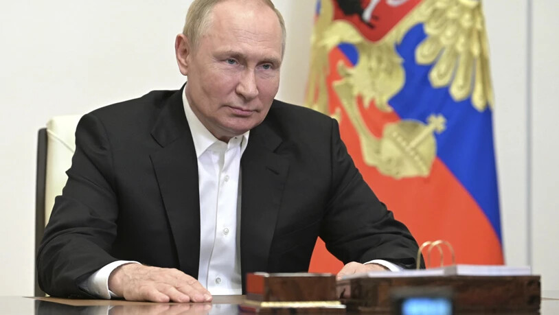 Das von der staatlichen russischen Nachrichtenagentur Sputnik über AP veröffentlichte Bild zeigt Wladimir Putin, Präsident von Russland, der per Videoverbindung in seiner Residenz in Nowo-Ogarjowo zu Teilnehmern und Gästen des 4. Tavrida ART Festivals…