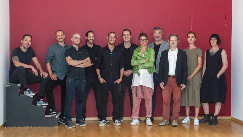 Preisträgerinnen und Preisträger im Theater Chur: Reto Camenisch, Rinaldo Gaudenz, Renato Herzog, Adrian Gisler, Curdin Fleischhauer und Brandon Wildhaber (alle Mitglieder der Band «Arcaine»), Orit Teply, Christian Sprecher, Siegfried Friedrich, Laura Decurtins und Ginia Holdener (von links).
