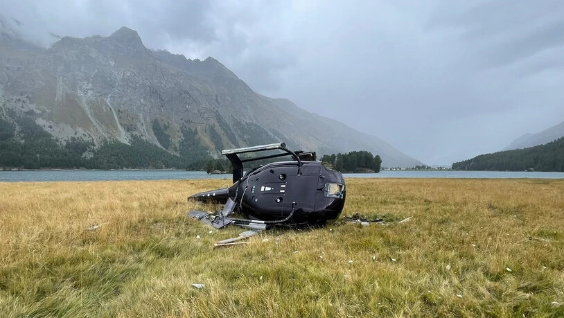 Seitenlage: Dem Helikopterpiloten missglückte die Landung. Alle Insassen konnten den Helikopter aber selbstständig verlassen.
