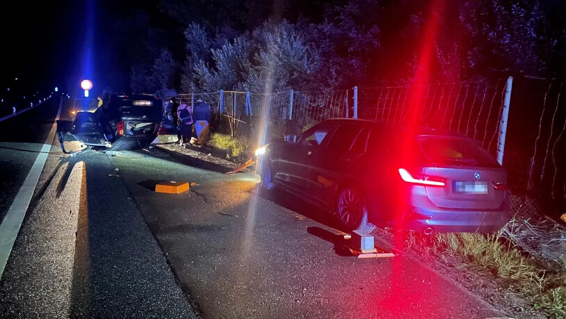 Kollision in Medels im Rheinwald: Das Auto einer Frau überschlägt sich und landet auf dem Dach.