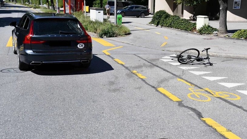Auffahrunfall: Der Velofahrer fuhr hinten in das stehende Auto.
