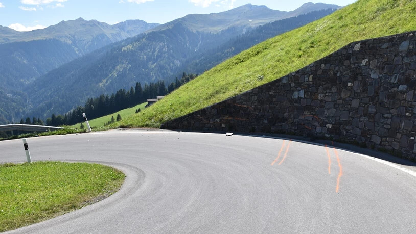 Nach Kollision mit Stützmauer: Eine 70-jährige Autofahrerin kommt von Strasse ab und rutscht einen Abhang hinunter.
