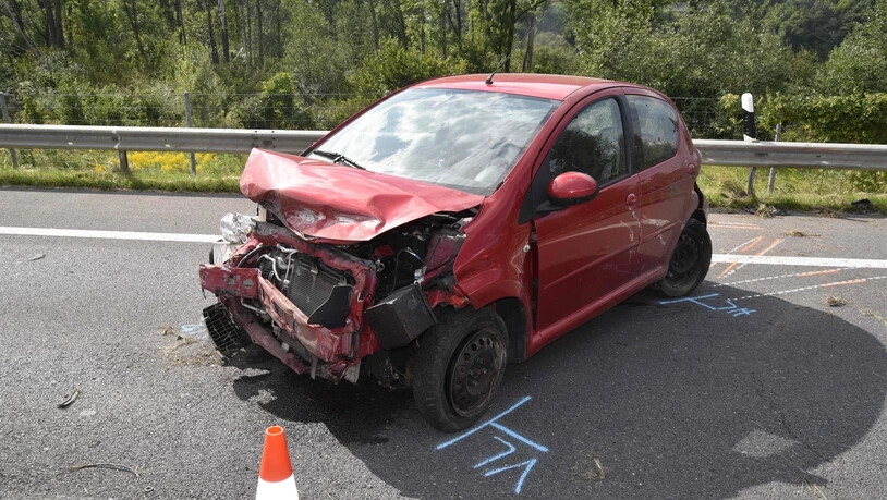 Totalschaden: Das Auto prallte mehrmals gegen die rechtsseitige Leitplanke.