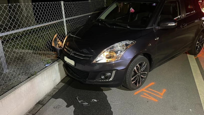 Flucht mit Folgen: Der Autofahrer folgte den Weisungen der Polizei nicht und verursachte einen Unfall. 