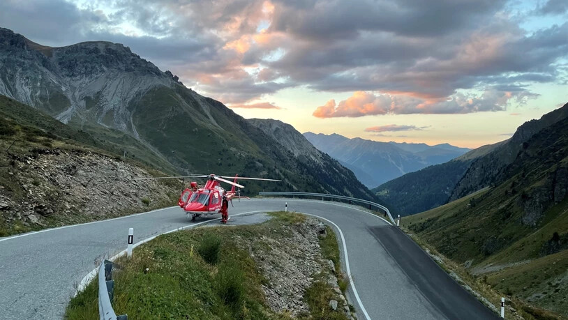Mittelschwer verletzt: Ein 19-jähriger Töfffahrer verlor auf der Umbrailstrasse die Kontrolle über sein Fahrzeug, stürzte seitlich gegen eine Leitplanke und überschlug sich über einen Abhang hinunter.