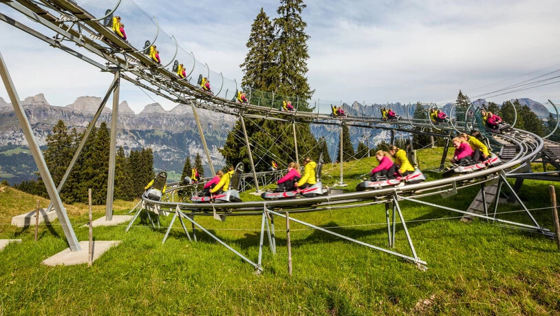 Kurvenreich: Die Talfahrt mit der Rodelbahn Floomzer.
