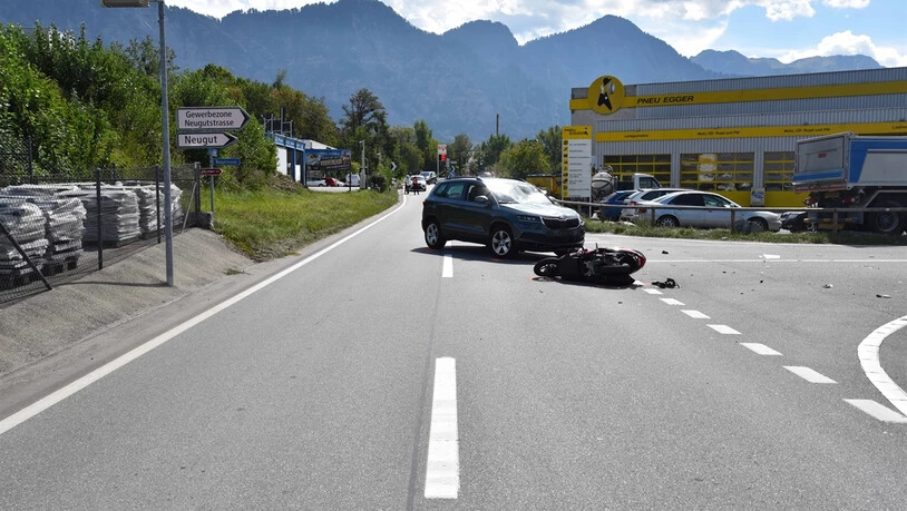 Mittelschwer verletzt: Ein Töff kollidierte in Malans mit einem Auto. Der Töfffahrer wurde dabei auf die Windschutzscheibe und anschliessend auf die Strasse geschleudert.