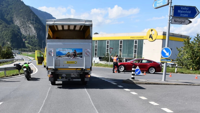 Missglücktes Abbiegemanöver in Malans: Nach einer Kollision zwischen Lieferwagen und Töff muss der Töfffahrer mit mittelschweren Verletzungen ins Kantonsspital Graubünden transportiert werden.