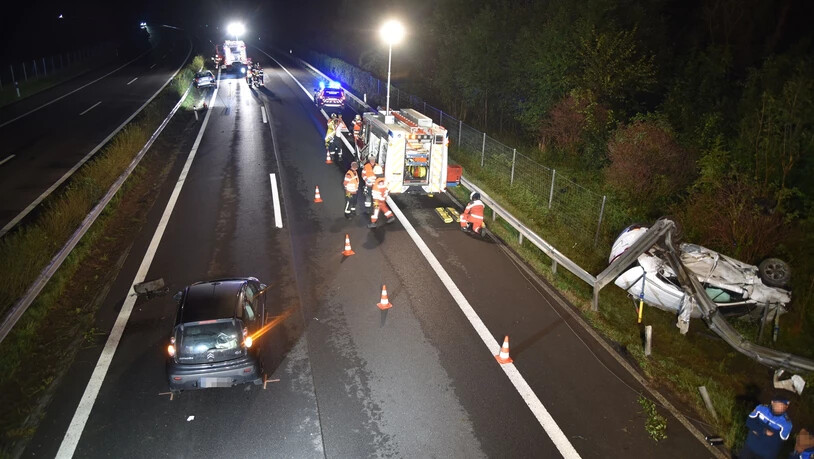Südspur gesperrt: Eine seitliche Kollision löste einen Unfall mit drei beteiligten Autos aus. Drei Personen kamen mit leichten Verletzungen davon.