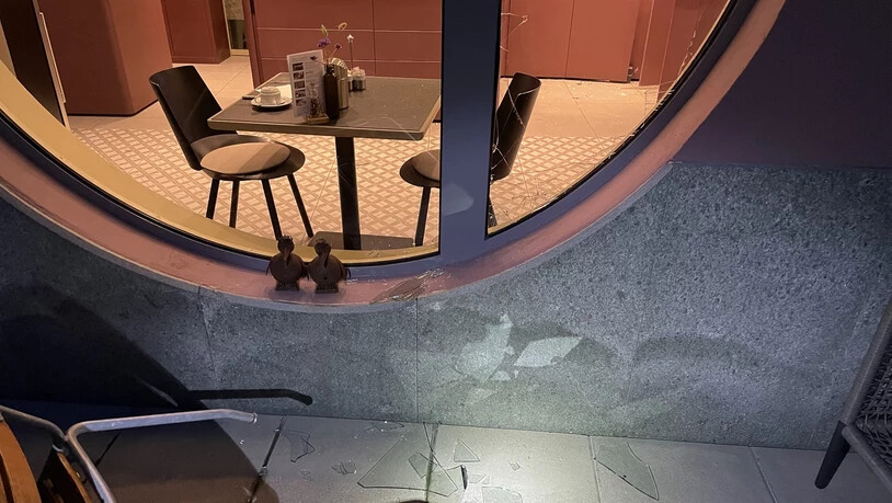 Auf frischer Tat ertappt: Ein 30-Jähriger ist in ein Hotel und Sportgeschäft in Scuol eingebrochen und hat sich Zutritt in eine Bar verschafft.