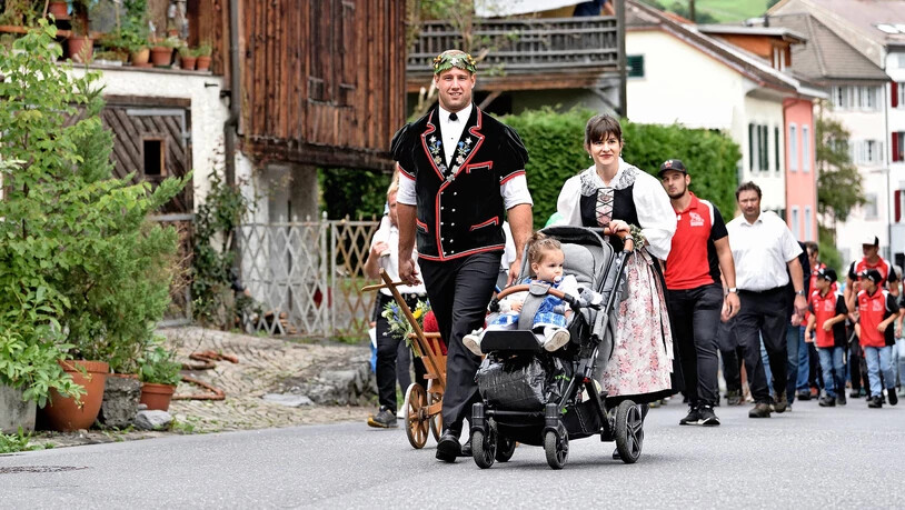 Feierlicher Empfang: Roger Rychen, seine Frau Nicole und Tochter Ariana führen den Schwinger-Festzug durch Glarus an.