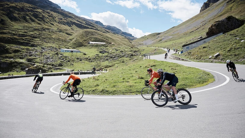 Belohnung: Nach Erreichen der Passhöhe ging es für die Velofans rasant hinunter,