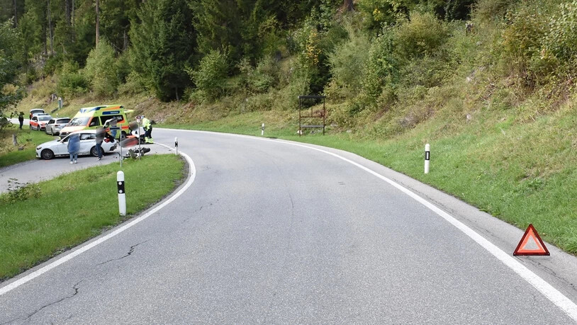 Beim Abbiegen: Der Töfffahrer wollte überholen, knallte dabei aber in die Seite des Autos.