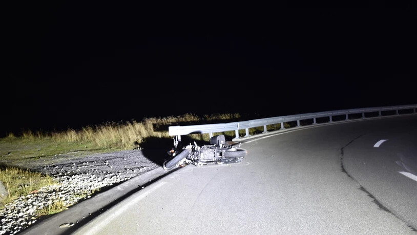 Kollision mit Leitplanke: Der Töfffahrer wurde am Bein verletzt.