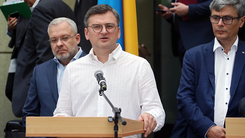 Dmytro Kuleba, Außenminister der Ukraine, spricht während eines gemeinsamen Briefings der Außenminister der Ukraine, der Republik Moldau und Rumäniens im Süden der Ukraine zur Presse. Foto: -/Ukrinform/dpa