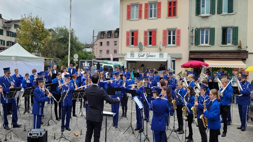 Ein Höhepunkt: Die Harmoniemusik Schwanden sorgt mit einem Platzkonzert an der Chilbi für gute Unterhaltung. 