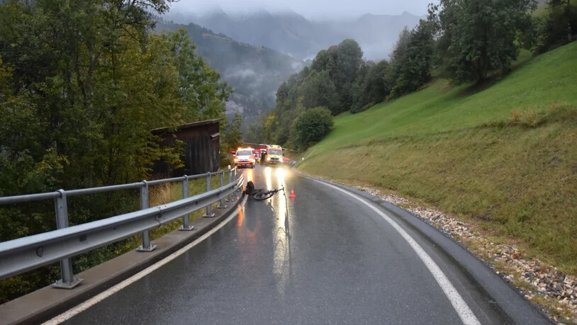 Schwere Kopfverletzungen: Ein Jäger stürzt mit dem Velo in Luven. Passanten finden ihn und leisten Erste Hilfe.