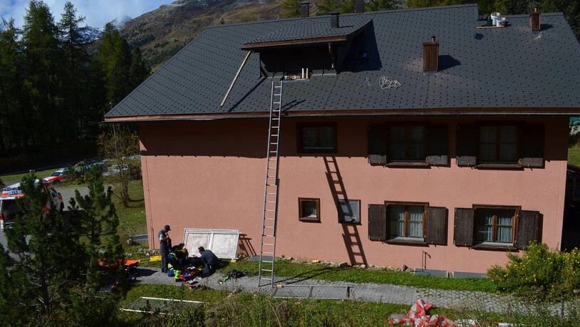 Abgestürzt: Als er über eine Leiter absteigen wollte, rutschte der Dachdecker aus, hielt sich kurz an der Dachrinne fest und fiel dann fünf Meter in die Tiefe.