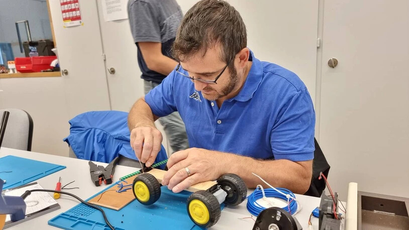 Mit Kreativität und Fingerspitzengefühl werden die Kampfroboter gebastelt.