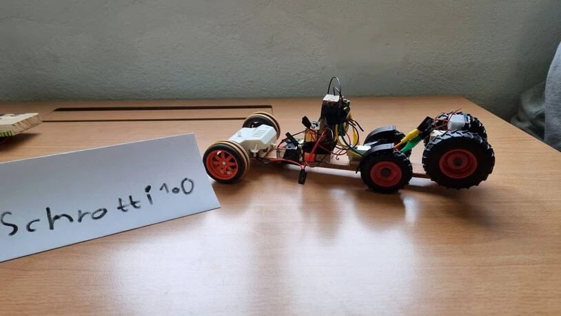Roboter «Schrotti 1.0» tritt beim Wettkampf in Näfels an.
