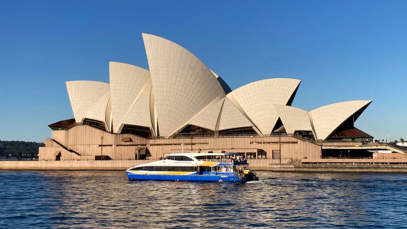 ARCHIV - Das Sydney Opera House mit seinem segelförmigen Dach. Das weltberühmte Sydney Opera House will in den kommenden zwölf Monaten mit mehr als 230 Aufführungen und vielen australischen und internationalen Stars seinen 50. Geburtstag feiern. Foto:…