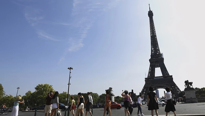 ARCHIV - Kein Hochkommen: Touristen in Paris konnten den Eiffelturm am Donnerstag wegen eines landesweiten Streiktags nicht besichtigen. Foto: Aurelien Morissard/AP/dpa