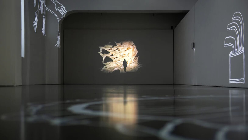 Raumfüllende Installation: In der Ausstellung «Quick Time» gibt Künstlerin Judith Albert einen vertieften Einblick in ihr Schaffen. Hierbei verwandelt sie  die Galerie Luciano Fasciati in Chur mit Hilfe von Videoarbeiten in einen verträumt anmutenden Raum. 