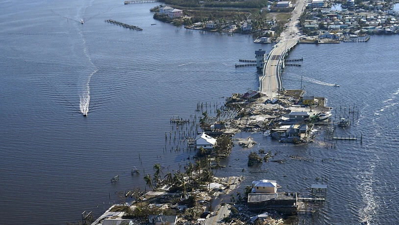 Die Brücke, die von Fort Myers nach Pine Island, führt, ist nach Hurrikan «Ian» stark beschädigt. Aufgrund der Schäden kann die Insel nur per Boot oder Flugzeug erreicht werden. Foto: Gerald Herbert/AP/dpa