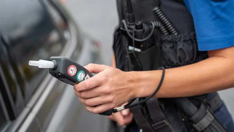 Parkmanöver geht schief: Nachdem ein Mann in Waltensburg/Vuorz mit seinem Auto in einen Baum gefahren war, musste er sich einer Blutprobe unterziehen.