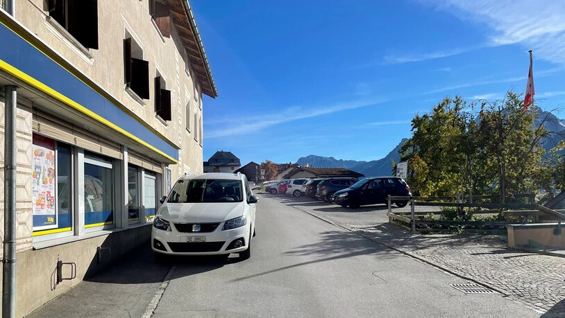 Unfall auf dem Parkplatz: Ein Mann hat beim Verlassen eines Parkplatzes eine Frau übersehen und angefahren.