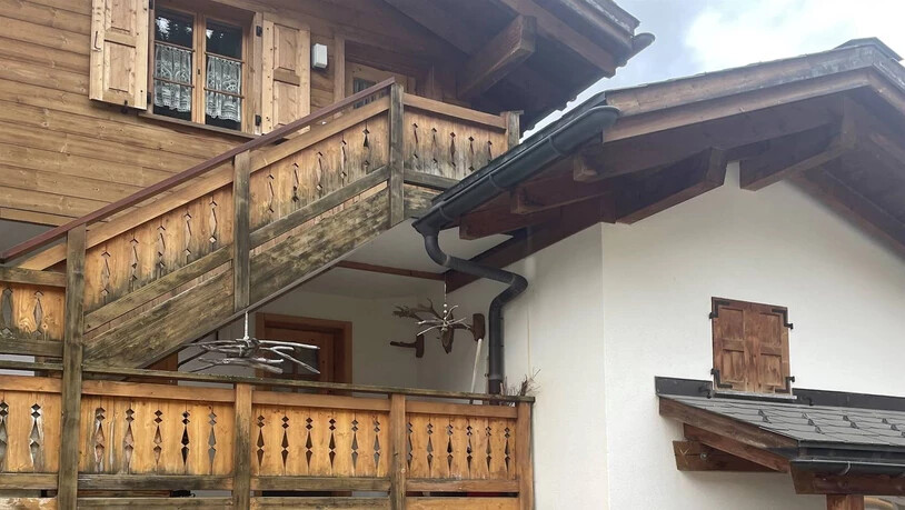 Handlauf gab nach: über das Geländer oben wollte der Mann auf das Dach klettern.