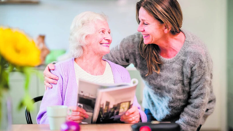 Home Instead betreut Senioren zu Hause und ist damit die Alternative zu Alters-, Pflegeheim oder betreutem Wohnen. 
Bild zVg
