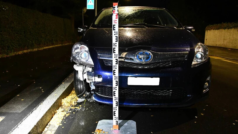 Hoher Sachschaden: Beim Unfall auf der Wiesentalstrasse kollidiert ein Auto mit einem Baum. Der Schaden kostet mehrere Tausend Franken.