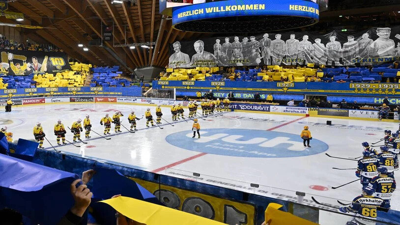 Gigantische Choreografie: Die Davoser Fans feiern vor dem Spiel die Geschichte ihres Klubs.