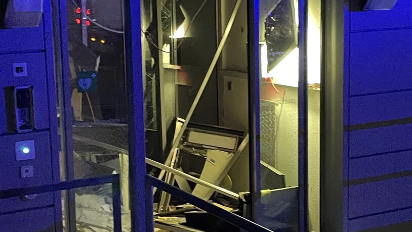 Mehrere zehntausend Franken: Bei der Sprengung des Bankomaten entstand grosser Sachschaden. 