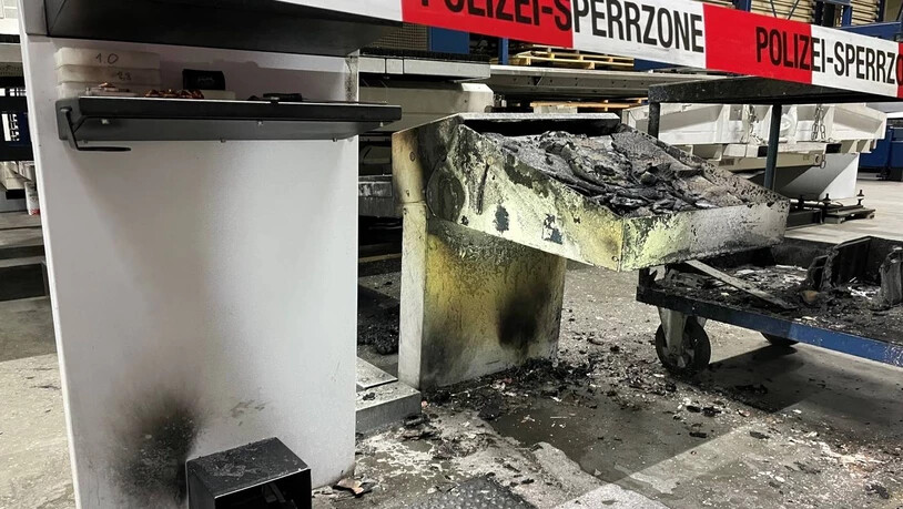 Grosser Sachschaden: Wegen eines Brandes wurde diese Stanzmaschine stark beschädigt.
