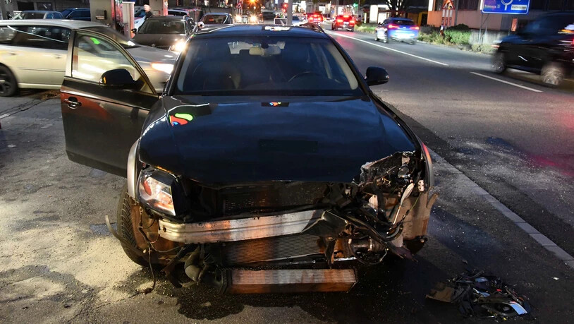 Erheblicher Sachschaden: Beim Einbiegen auf die Autobahneinfahrt kam es zu einer Kollision zweier Autos.