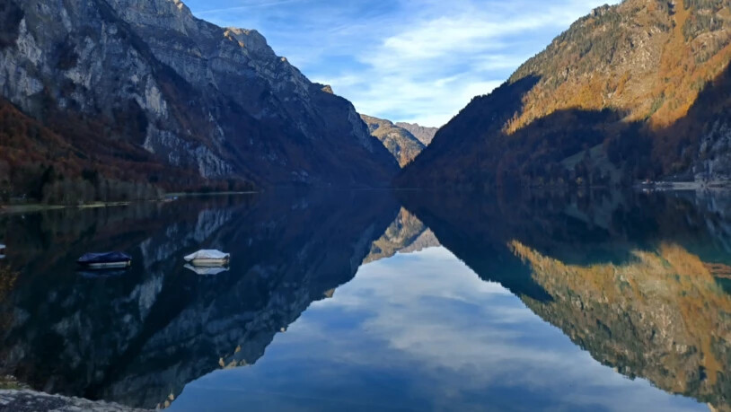 Guido Zambelli aus Riedern fotografierte die spiegelglatte Oberfläche des Klöntalersees.