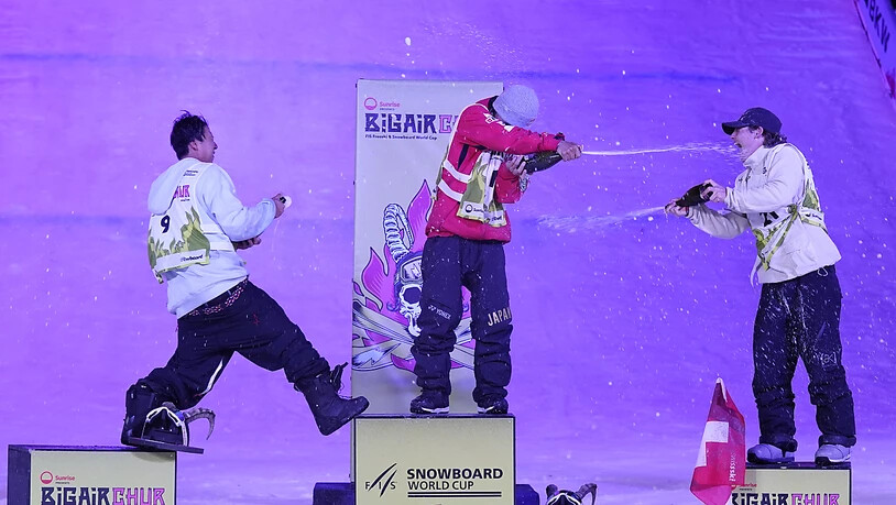 Nick Pünter (rechts) freut sich über die Champagner-Dusche.