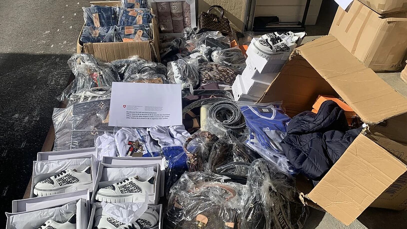 Neben Nahrungsmitteln entdeckten die Zollbeamten auch eine grosse Menge gefälschter Markenkleider.
