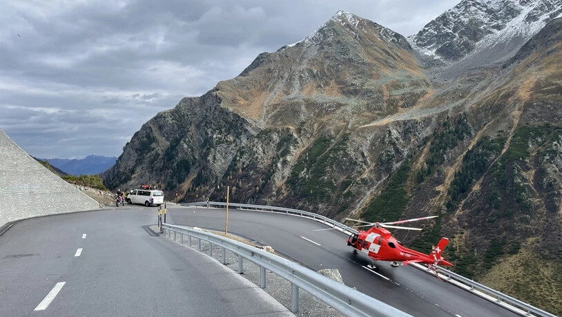 Ausser Kontrolle geraten: In einer Linkskurve stürzt ein 64-jähriger Töfffahrer und seine Beifahrerin. Diese verletzt sich leicht.