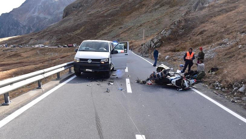 Zusammenstoss: Auf dem Flüelapass kommt ein 22-jähriger Töfffahrer von der Fahrbahn ab und kollidiert mit einem entgegenkommenden Auto.