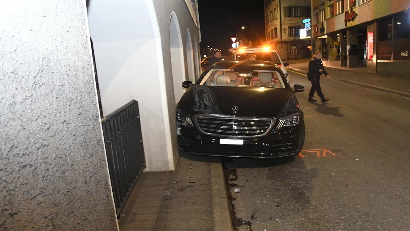Unfall in Chur: Ein Autofahrer ist Donnerstag nach Mitternacht im Welschdörfli gegen eine Säule geprallt.