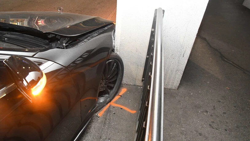 Unfall in Chur: Ein Autofahrer ist Donnerstag nach Mitternacht im Welschdörfli gegen eine Säule geprallt.