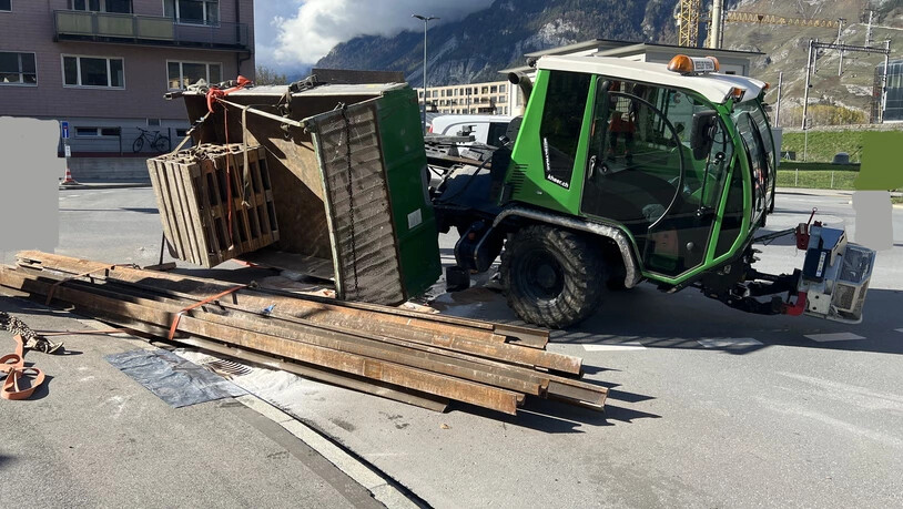 Hoher Sachschaden: Der Traktor verlor Öl und Ladung.