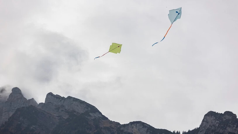 Die Drachen tanzen im Glarner Bergpanorama durch den Wind.