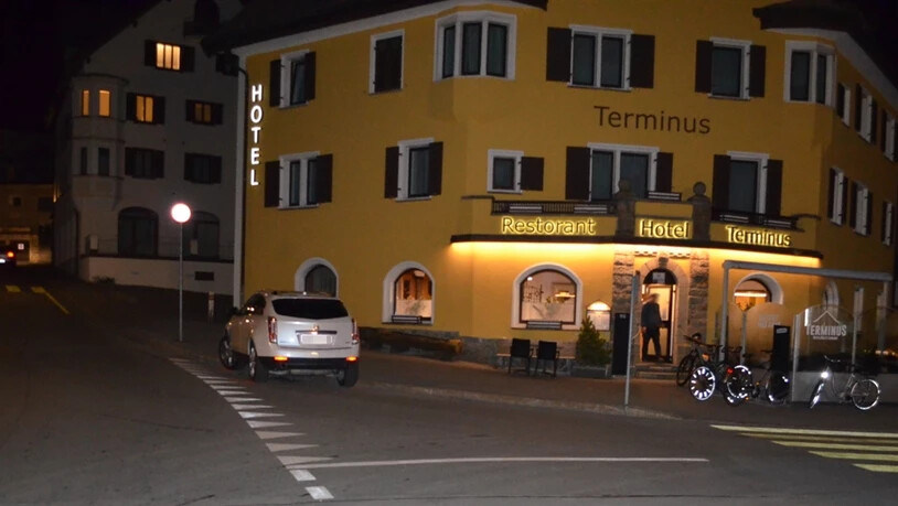 Das war knapp: In Samedan konnte eine Person dem Auto ausweichen, eine weitere wurde touchiert.