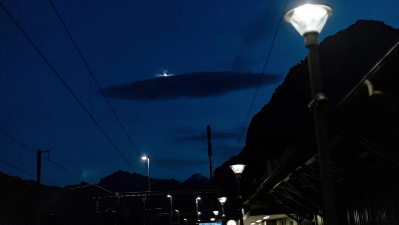 Und auch am Abend in Netstal erspäht der Fotograf eine Untertasse am Himmel.