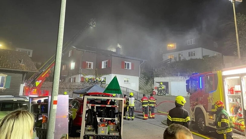 Vorübergehend unbewohnbar: Die Feuerwehr konnte zwar grossen Sachschaden verhindern. Die Nacht mussten die Bewohner des Hauses dennoch bei Nachbarn verbringen.