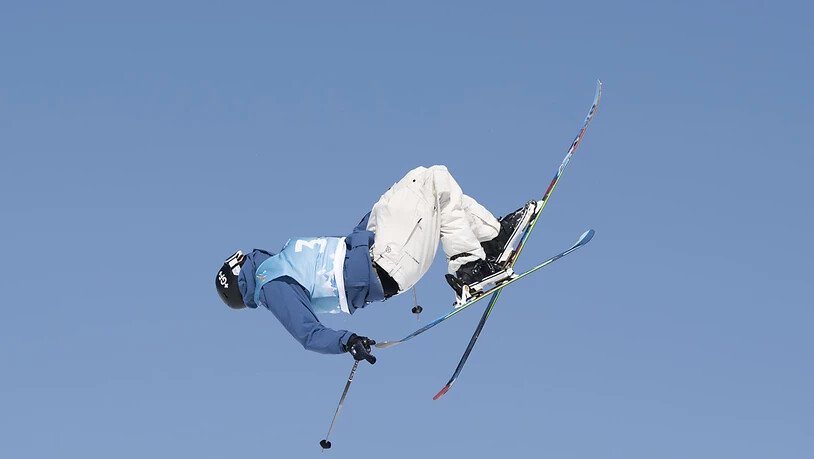 Andri Ragettli wirbelt zum Saisonauftakt erfolgreich durch die Luft.